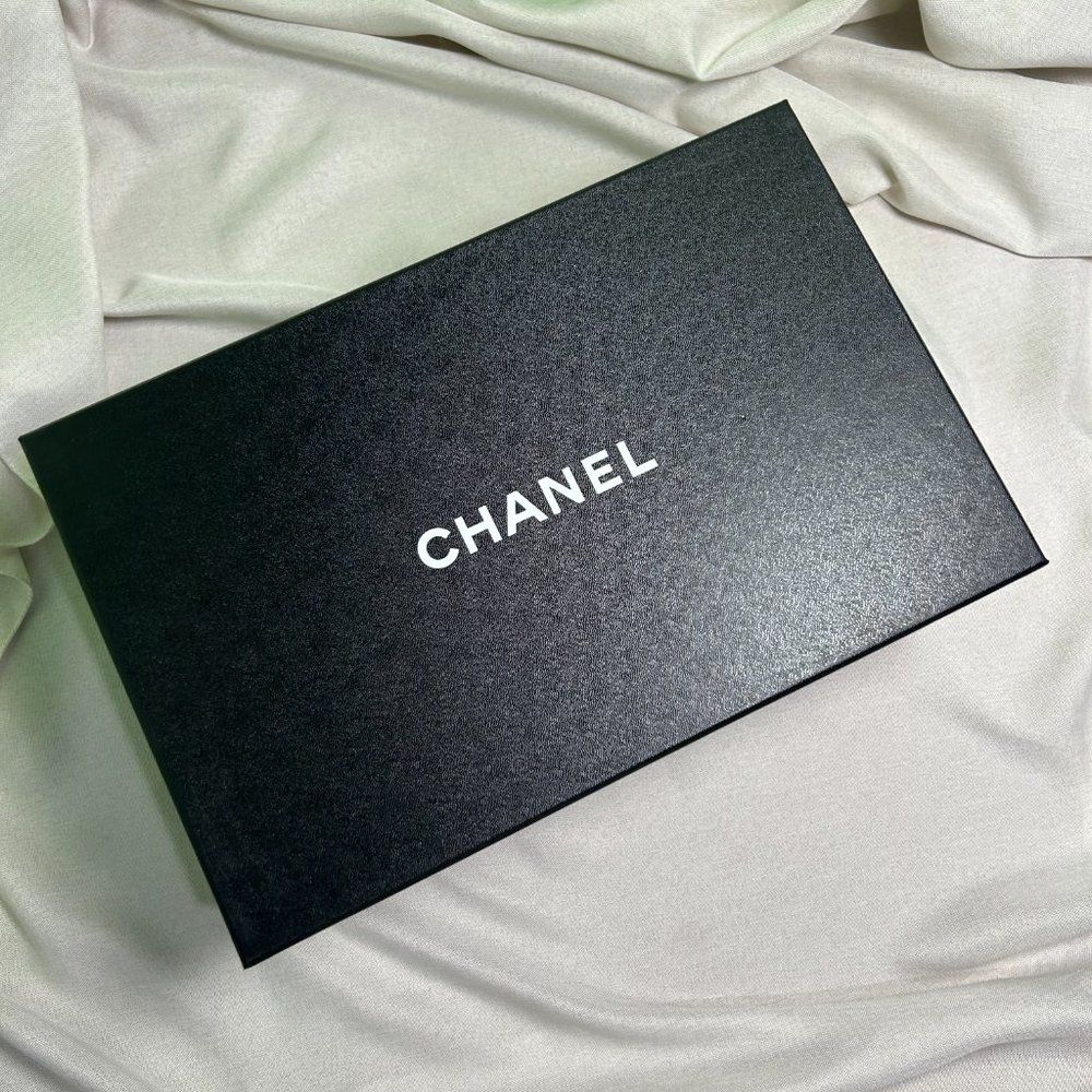 10 Authentic CHANEL Shoebox - Elegant Storage Solution - Picture 2 of 4